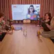 Três mulheres participam de conversa em estúdio, com microfones e tela ao fundo sobre aprendizagem e tempo.